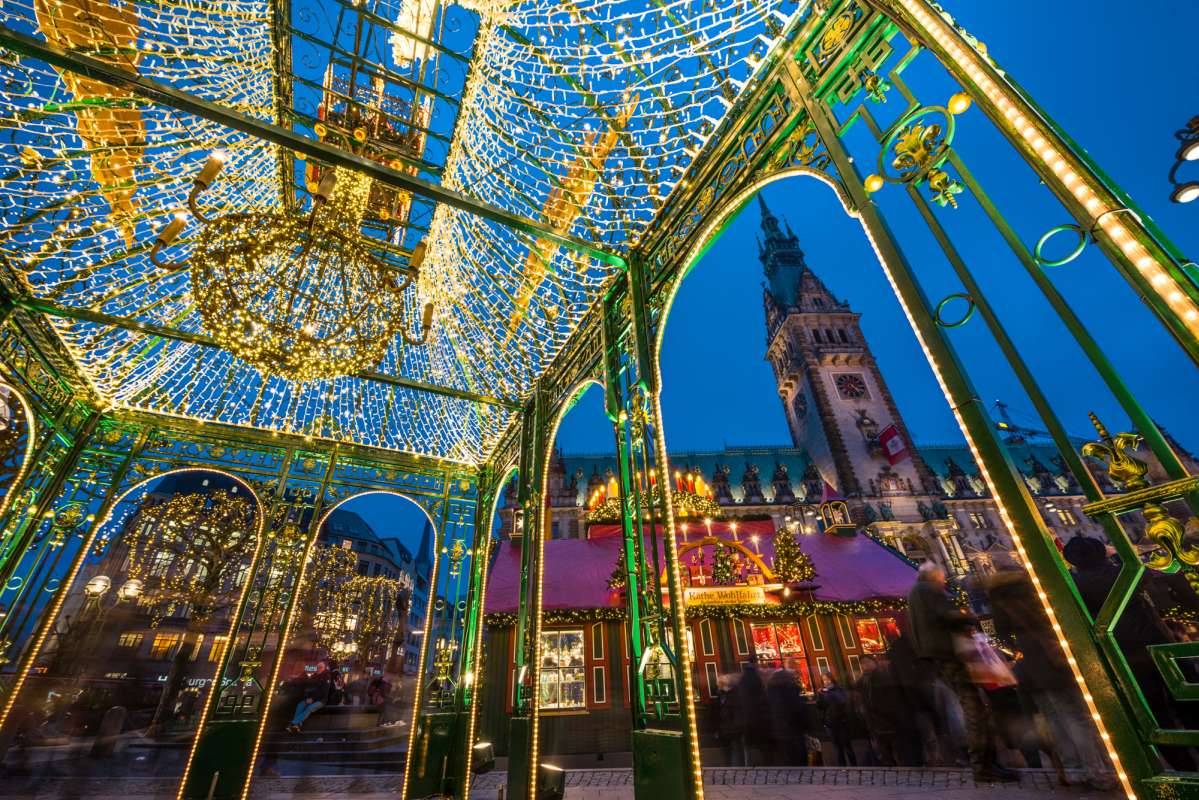 Das Hamburger Rathaus ist ein Muss als Besichtigungspunkt nicht nur zur Weihnachtszeit - bequem vom Hotel Hanseport Hamburg zu erreichen.