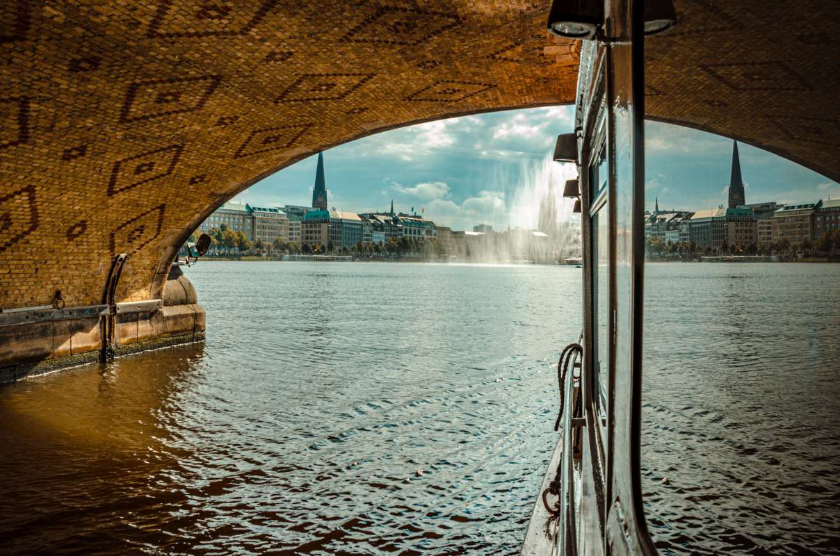 Die Alster in Hamburg ist immer eine Reise wert: Ob am Ufer entlang zum Jungfernstieg, rund um oder direkt mit einem Schiff auf der Alster.