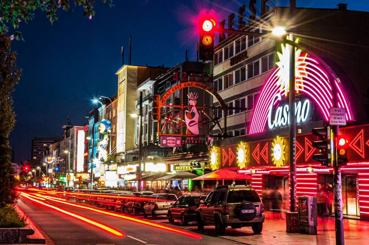 Die legendäre Reeperbahn ist bequem zu Fuß vom Hotel Hanseport Hamburg zu erreichen.