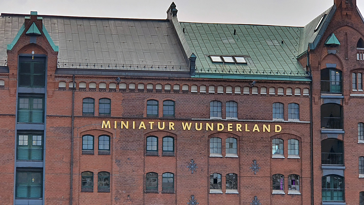 Das Miniatur Wunderland ist eine der beliebtesten Touristenattraktionen Hamburgs und eine der größten Modelleisenbahnanlagen der Welt. Nur einen Spaziergang vom Hotel Hanseport entfernt.