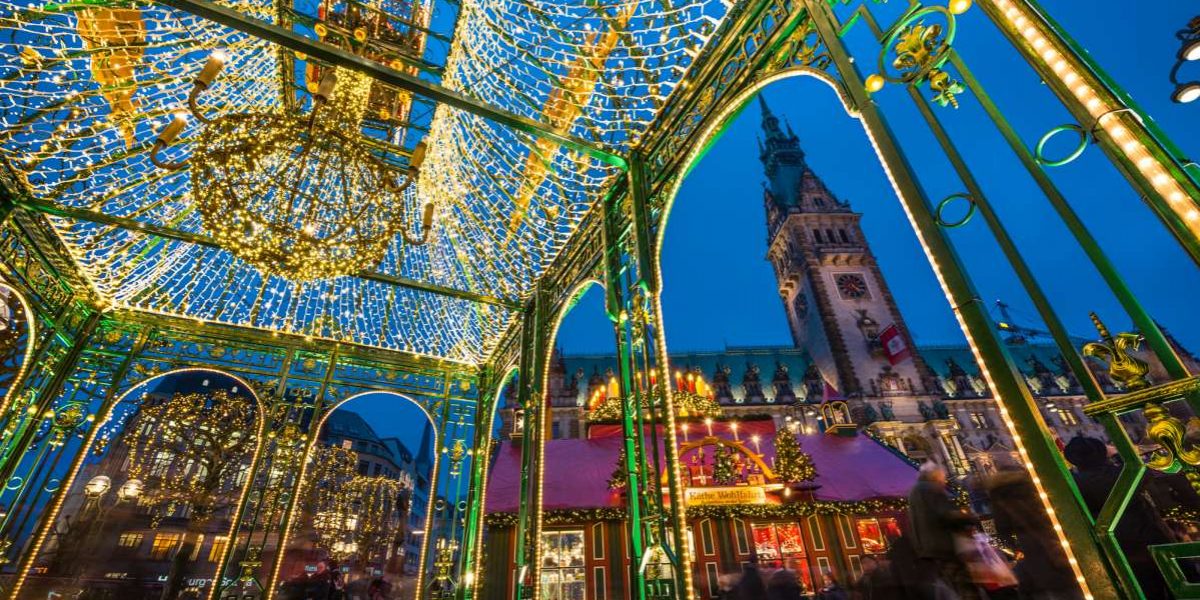 Das Hamburger Rathaus ist ein Muss als Besichtigungspunkt nicht nur zur Weihnachtszeit - bequem vom Hotel Hanseport Hamburg zu erreichen.