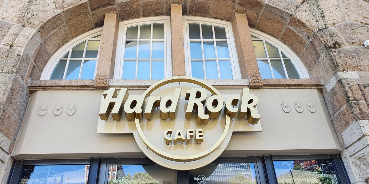 Das legendäre Hard Rock Cafe ist bequem zu Fuß vom Hotel Hanseport Hamburg zu erreichen.
