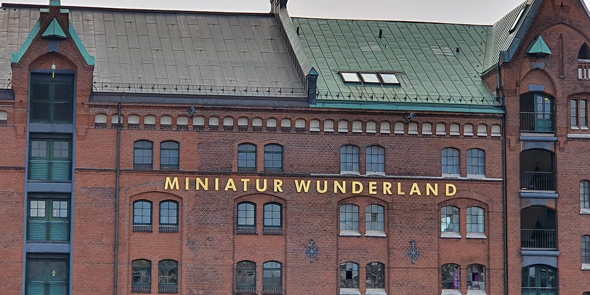 Das Miniatur Wunderland ist eine der beliebtesten Touristenattraktionen Hamburgs und eine der größten Modelleisenbahnanlagen der Welt. Nur einen Spaziergang vom Hotel Hanseport entfernt.